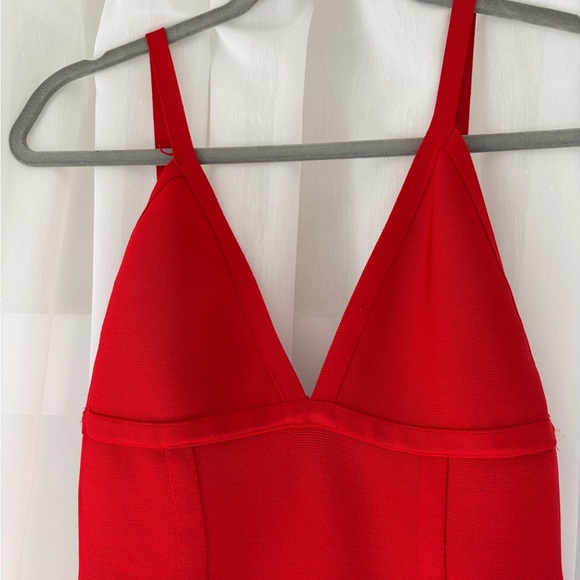 Elegant Red Sleeveless Dress - Picture 2 of 4